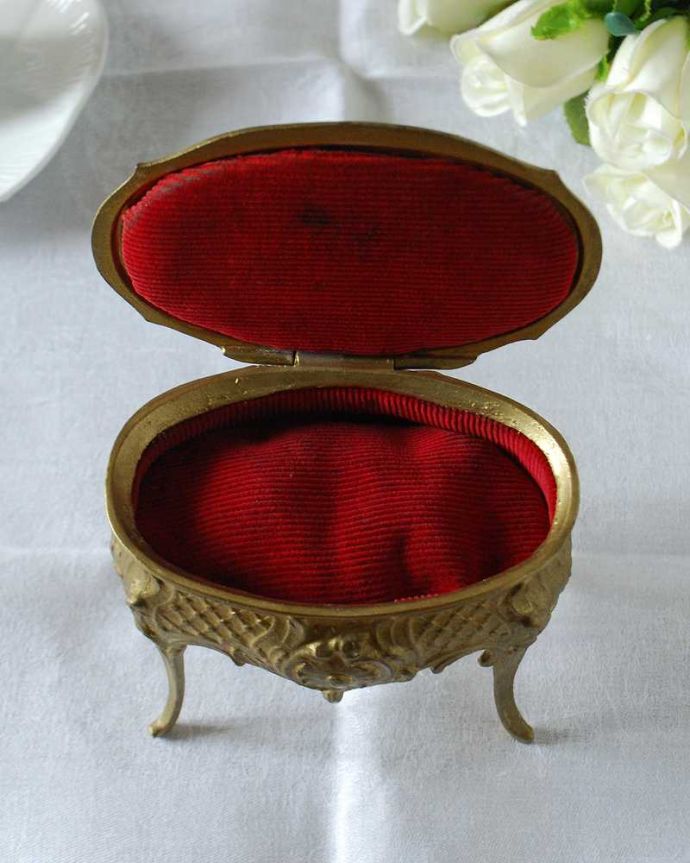 アンティーク 真鍮の雑貨　アンティーク雑貨　華奢な脚が美しいフランスで見つけたアクセサリーケース（ジュエリーケース）。中はこんな感じです新品ではないので多少のキズや欠けはありますが、使用上問題のないものだけを選んできましたのでご了承下さい。(h-774-z)