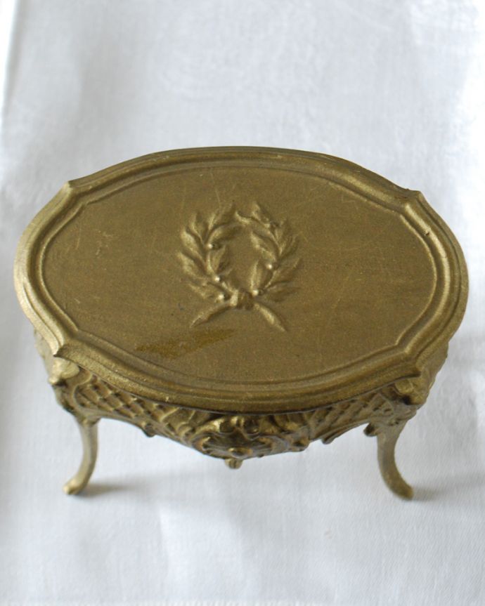 アンティーク 真鍮の雑貨　アンティーク雑貨　華奢な脚が美しいフランスで見つけたアクセサリーケース（ジュエリーケース）。置くだけでも絵になる美しさ何も入れなくても、中が見えずに絵になるアイテムなんです。(h-774-z)