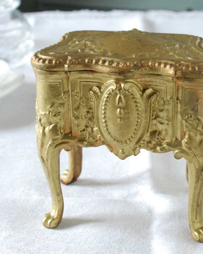 アンティーク 真鍮の雑貨 アンティーク雑貨 フランスから到着した豪華なアンティークアクセサリーケース(ジュエリーケース)。見るたびにうっとりする美しさ煌びやかなフランスらしい装飾に、女性だったら誰もがワクワクしちゃうジュエリーケースです。(h-776-z)