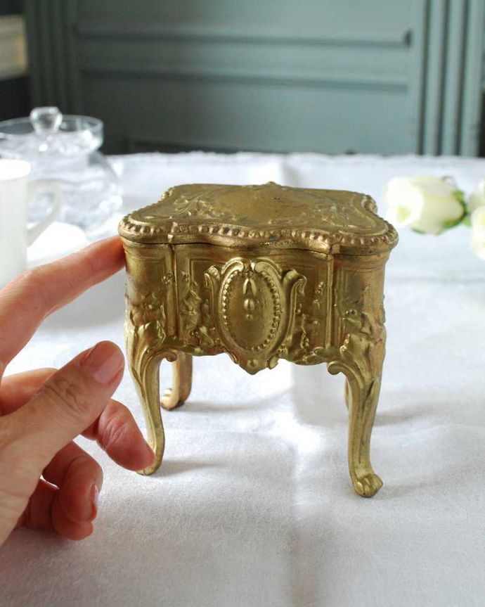 アンティーク 真鍮の雑貨 アンティーク雑貨 フランスから到着した豪華なアンティークアクセサリーケース(ジュエリーケース)。大きさはコレくらいですアンティークらしい独特のデザインは小さくても存在感たっぷりです。(h-776-z)