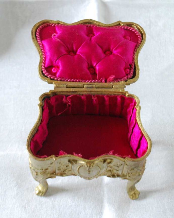 アンティーク 真鍮の雑貨 アンティーク雑貨 フランスから到着した豪華なアンティークアクセサリーケース(ジュエリーケース)。中はこんな感じです新品ではないので多少のキズや欠けはありますが、使用上問題のないものだけを選んできましたのでご了承下さい。(h-776-z)