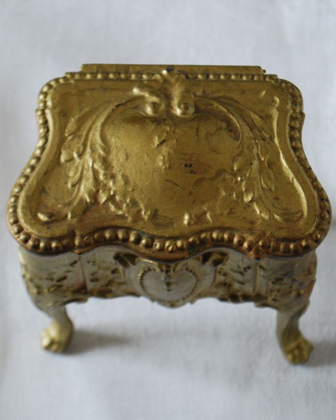 アンティーク 真鍮の雑貨 アンティーク雑貨 フランスから到着した豪華なアンティークアクセサリーケース(ジュエリーケース)。置くだけでも絵になる美しさ何も入れなくても、中が見えずに絵になるアイテムなんです。(h-776-z)