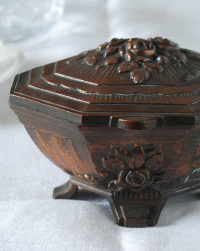 アンティーク ホーロー・アイアン製の雑貨 アンティーク雑貨 薔薇の装飾が美しいアールデコのアンティークアクセサリー入れ(ジュエリーケース)。落ち着いた輝きが大人の雰囲気銅製なので、使っていくごとに味わい深い色合いに変化していきます。(h-779-z)