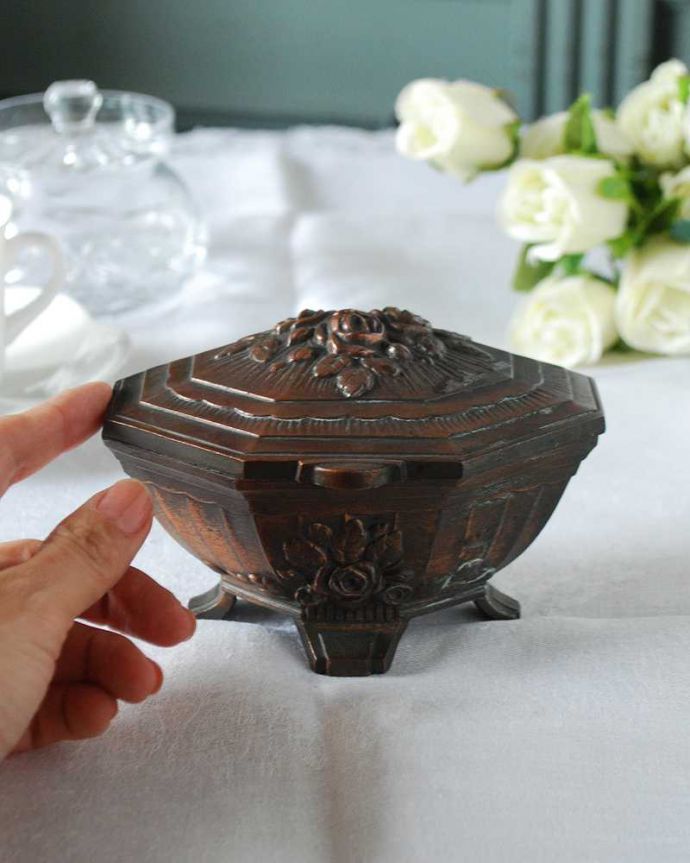 アンティーク ホーロー・アイアン製の雑貨 アンティーク雑貨 薔薇の装飾が美しいアールデコのアンティークアクセサリー入れ(ジュエリーケース)。置くだけでも絵になる美しさ何も入れなくても、中が見えずに絵になるアイテムなんです。(h-779-z)