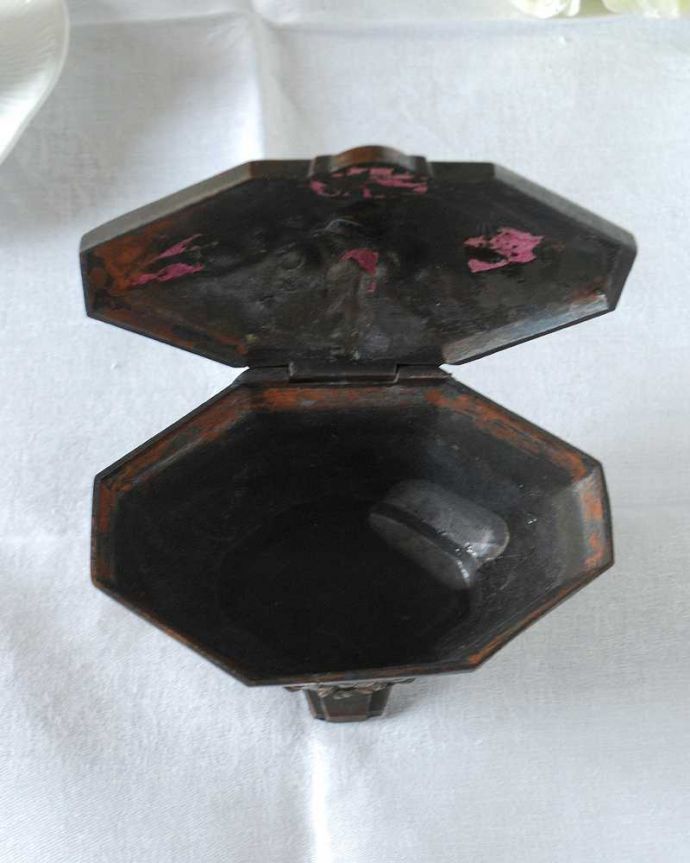 アンティーク ホーロー・アイアン製の雑貨 アンティーク雑貨 薔薇の装飾が美しいアールデコのアンティークアクセサリー入れ(ジュエリーケース)。中はこんな感じです新品ではないので多少のキズや欠けはありますが、使用上問題のないものだけを選んできましたのでご了承下さい。(h-779-z)