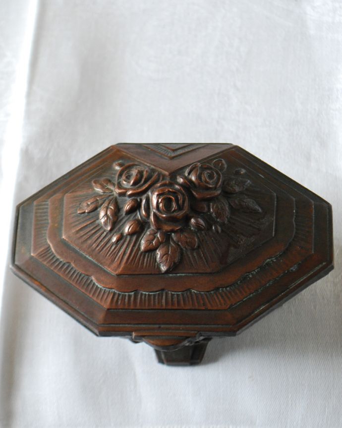 アンティーク ホーロー・アイアン製の雑貨　アンティーク雑貨　薔薇の装飾が美しいアールデコのアンティークアクセサリー入れ（ジュエリーケース）。。(h-779-z)