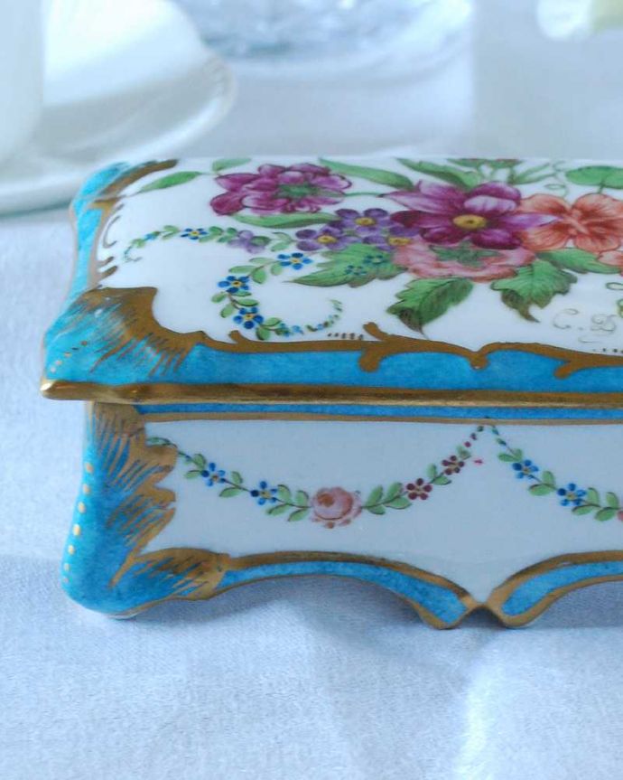 アンティーク 陶磁器の雑貨　アンティーク雑貨　フランスで見つけた華やかなアンティークジュエリーケース。普段の生活に華を添えてくれるアンティークアクセサリーや小物入れにオススメです。(h-781-z)