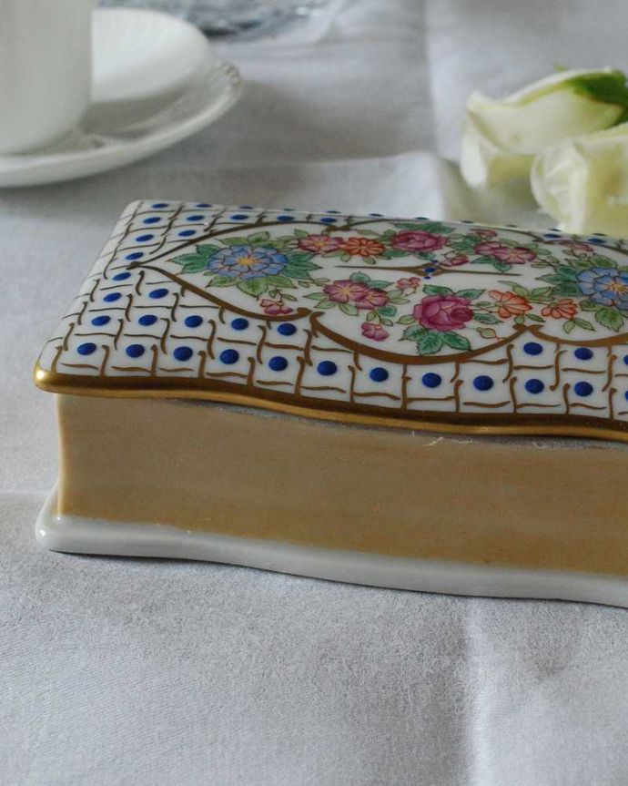 アンティーク 陶磁器の雑貨　アンティーク雑貨　フランスで見つけた華やかなアンティークジュエリーケース。普段の生活に華を添えてくれるアンティークアクセサリーや小物入れにオススメです。(h-782-z)