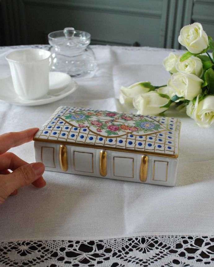 アンティーク 陶磁器の雑貨　アンティーク雑貨　フランスで見つけた華やかなアンティークジュエリーケース。置くだけでも絵になる美しさ何も入れなくても、陶磁器なので中が見えずに絵になるアイテムなんです。(h-782-z)