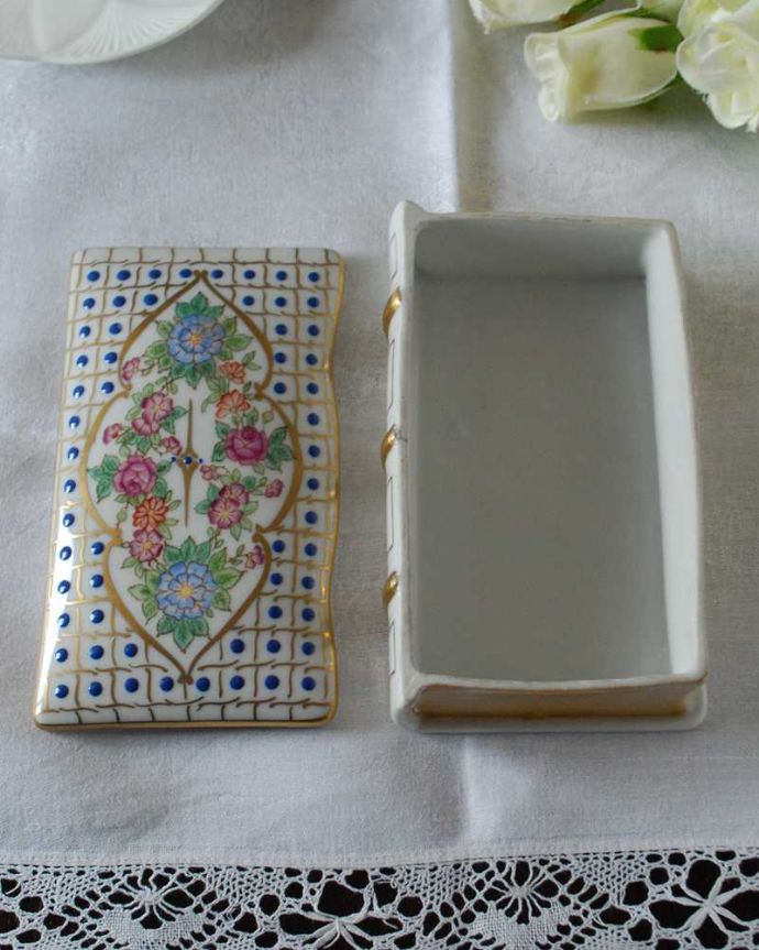 アンティーク 陶磁器の雑貨　アンティーク雑貨　フランスで見つけた華やかなアンティークジュエリーケース。中はこんな感じですアンティークのため、多少の欠け・傷がある場合がありますが、使用上問題はありませんので、ご了承下さい。(h-782-z)