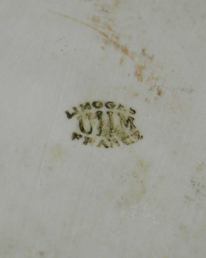 アンティーク 陶磁器の雑貨　アンティーク雑貨　フランスで見つけた華やかなアンティークジュエリーケース。裏側には品質の証製造メーカー保証の意味がこもった窯印、ポーセリンマークがあります。(h-782-z)