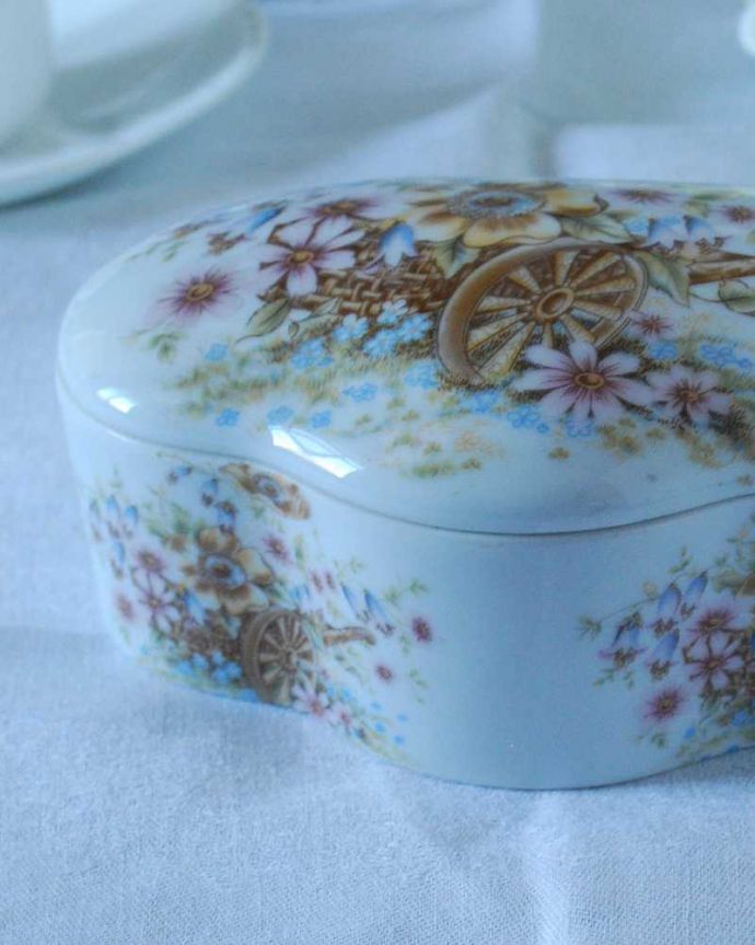 アンティーク 陶磁器の雑貨　アンティーク雑貨　フランスで見つけたお花模様が華やかなリモージュのジュエリーケース。普段の生活に華を添えてくれるアンティークアクセサリーや小物入れにオススメです。(h-786-z)