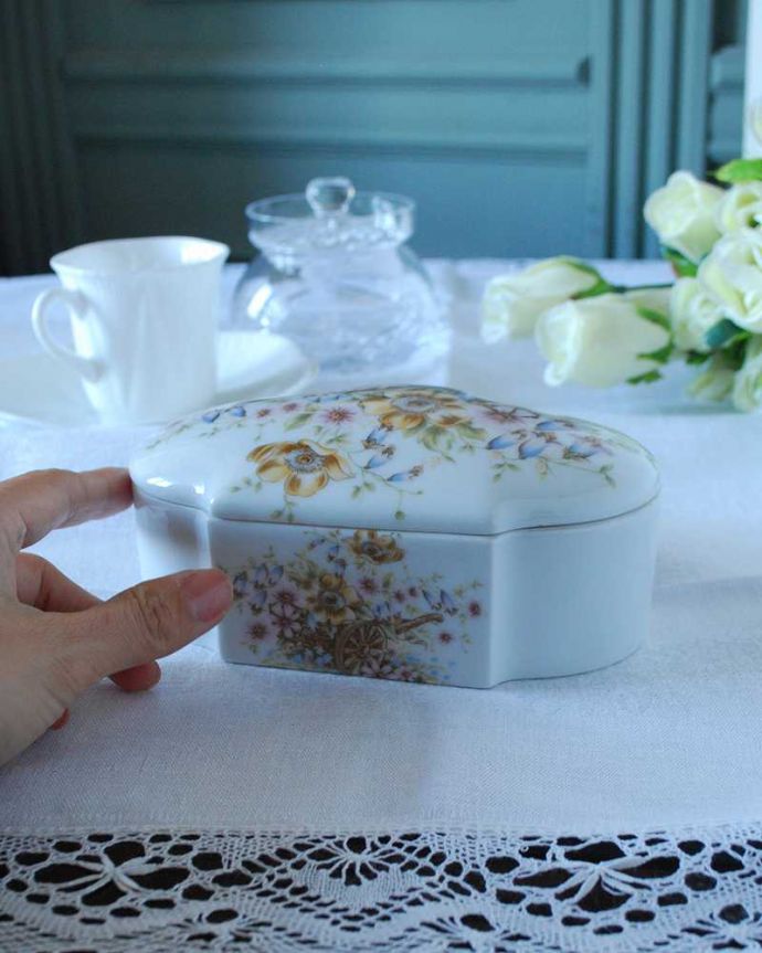 アンティーク 陶磁器の雑貨　アンティーク雑貨　フランスで見つけたお花模様が華やかなリモージュのジュエリーケース。置くだけでも絵になる美しさ何も入れなくても、陶磁器なので中が見えずに絵になるアイテムなんです。(h-786-z)