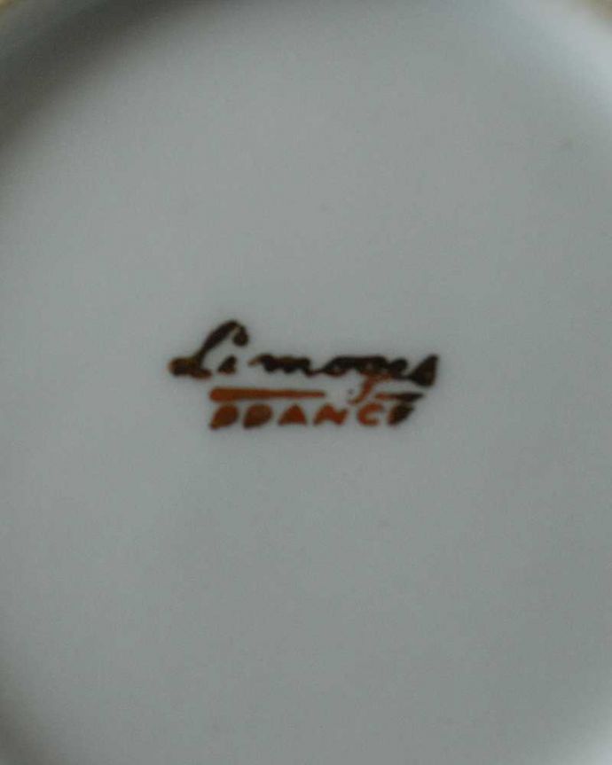 アンティーク 陶磁器の雑貨 アンティーク雑貨 お花のブーケと金彩が輝くフランスで見つけたリモージュのジュエリーケース。裏側には品質の証製造メーカー保証の意味がこもった窯印、ポーセリンマークがあります。(h-788-z)