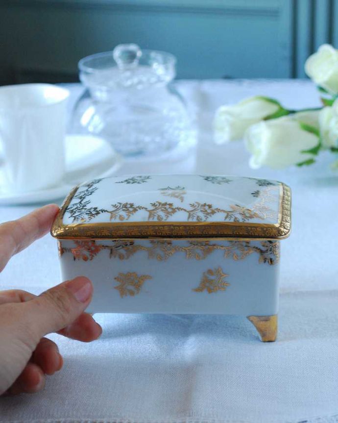 アンティーク 陶磁器の雑貨　アンティーク雑貨　フランスで見つけたお花模様が華やかなジュエリーケース（リモージュ）。置くだけでも絵になる美しさ何も入れなくても、陶磁器なので中が見えずに絵になるアイテムなんです。(h-790-z)