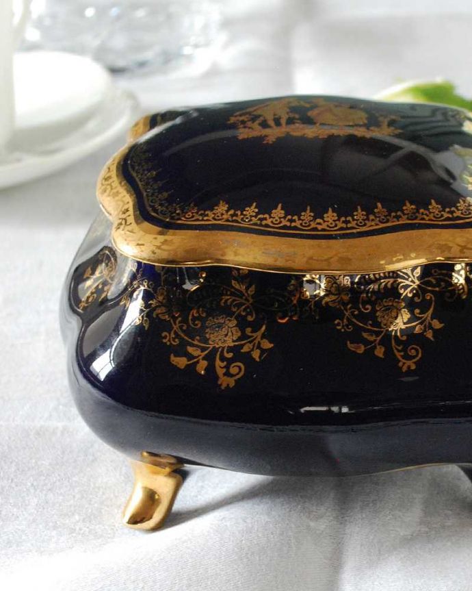 アンティーク 陶磁器の雑貨 アンティーク雑貨 金彩が華やかなフランスで見つけたリモージュのジュエリーケース。金彩がキラキラ輝くリモージュ驚くほどにキラキラ輝く美しさのリモージュ。(h-791-z)