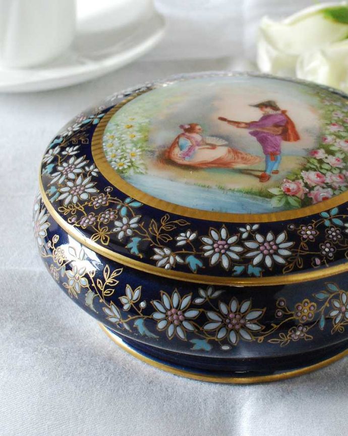 アンティーク 陶磁器の雑貨 アンティーク雑貨 フランスで見つけた描かれたお花が美しいリモージュのジュエリーケース。普段の生活に華を添えてくれるアンティークアクセサリーや小物入れにオススメです。(h-792-z)