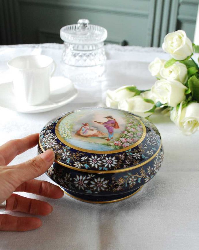 アンティーク 陶磁器の雑貨 アンティーク雑貨 フランスで見つけた描かれたお花が美しいリモージュのジュエリーケース。置くだけでも絵になる美しさ何も入れなくても、陶磁器なので中が見えずに絵になるアイテムなんです。(h-792-z)