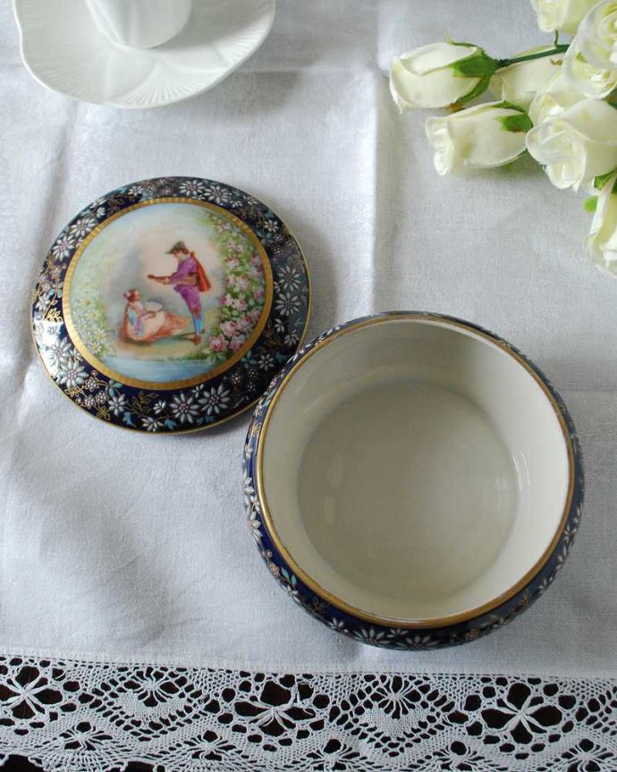 アンティーク 陶磁器の雑貨 アンティーク雑貨 フランスで見つけた描かれたお花が美しいリモージュのジュエリーケース。中はこんな感じですアンティークのため、多少の欠け・傷がある場合がありますが、使用上問題はありませんので、ご了承下さい。(h-792-z)