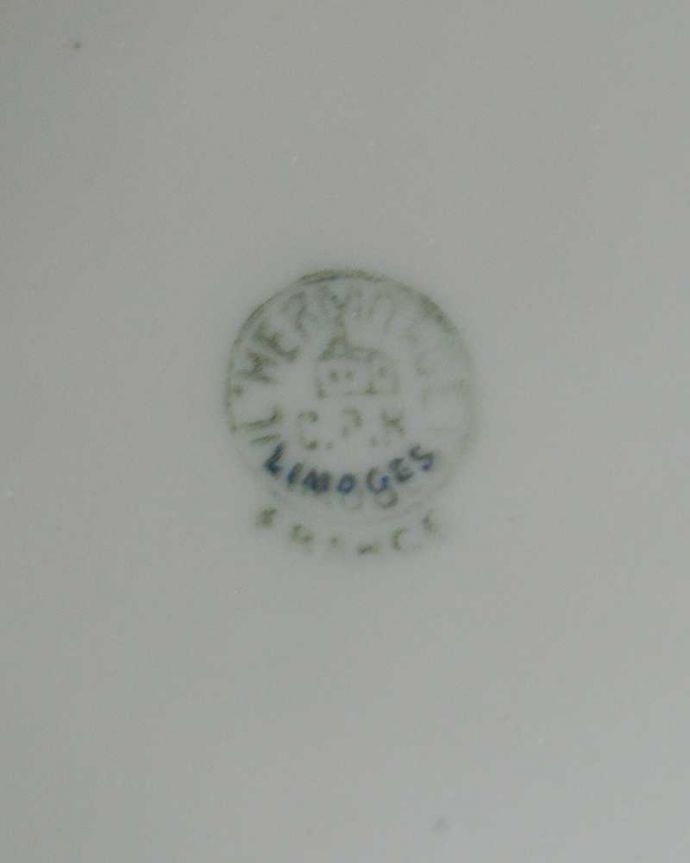 アンティーク 陶磁器の雑貨 アンティーク雑貨 フランスで見つけた描かれたお花が美しいリモージュのジュエリーケース。裏側には品質の証製造メーカー保証の意味がこもった窯印、ポーセリンマークがあります。(h-792-z)