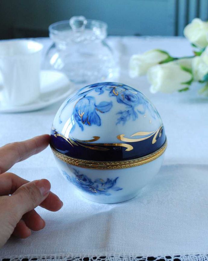 アンティーク 陶磁器の雑貨　アンティーク雑貨　フランスで見つけたブルーのお花模様が華やかなジュエリーケース（リモージュ）。置くだけでも絵になる美しさ何も入れなくても、陶磁器なので中が見えずに絵になるアイテムなんです。(h-793-z)