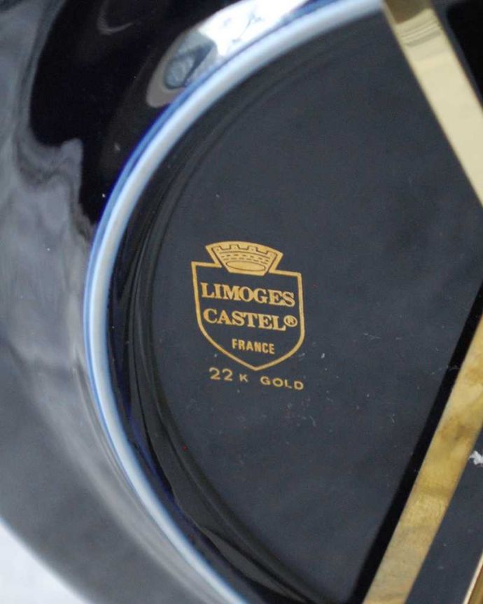 アンティーク 陶磁器の雑貨 アンティーク雑貨 フランスリモージュ(Limoges)濃紺×金彩が美しいアンティークプレート(スタンド付き)。裏側には品質の証製造メーカー保証の意味がこもった窯印、ポーセリンマークがあります。(h-798-z)