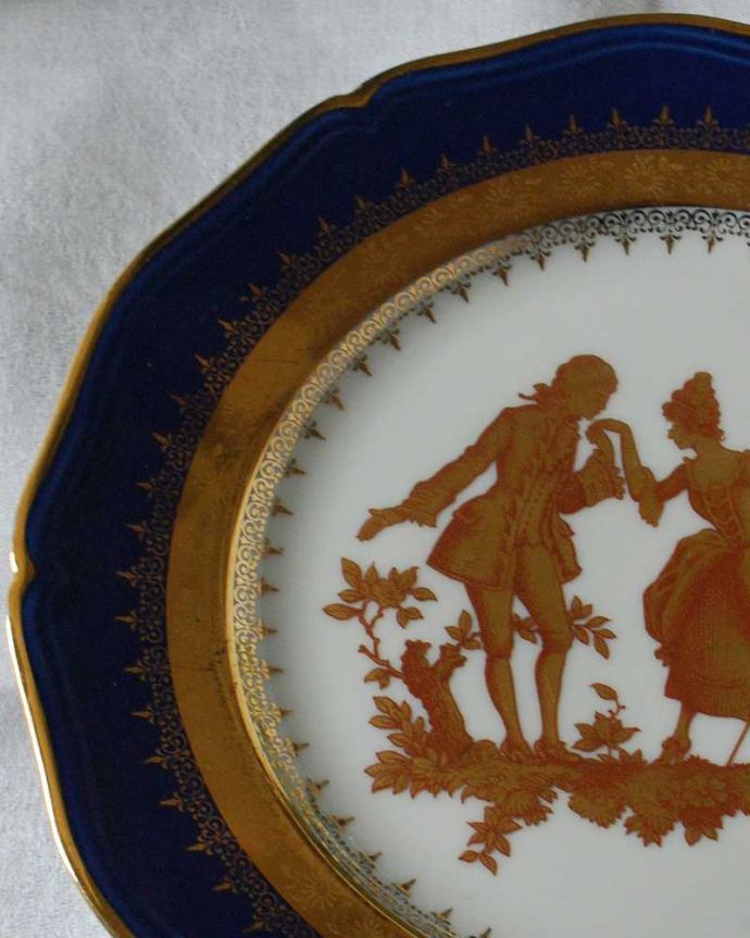 アンティーク 陶磁器の雑貨　アンティーク雑貨　フランスリモージュ（Limoges）フランス・ロココ美術の求愛を描いたアンティークプレート。金彩がキラキラ輝くリモージュ驚くほどにキラキラ輝く美しさのリモージュ。(h-799-z)