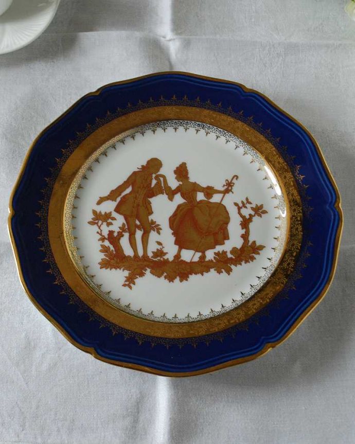 アンティーク 陶磁器の雑貨　アンティーク雑貨　フランスリモージュ（Limoges）フランス・ロココ美術の求愛を描いたアンティークプレート。上から見るとこんな感じです状態のいいものだけを選んでいますが、アンティークなのでキズや欠けがある場合があります。(h-799-z)
