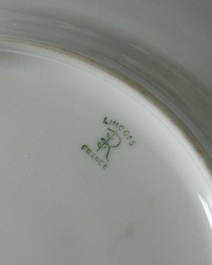 アンティーク 陶磁器の雑貨　アンティーク雑貨　フランスリモージュ（Limoges）フランス・ロココ美術の求愛を描いたアンティークプレート。裏側には品質の証製造メーカー保証の意味がこもった窯印、ポーセリンマークがあります。(h-799-z)
