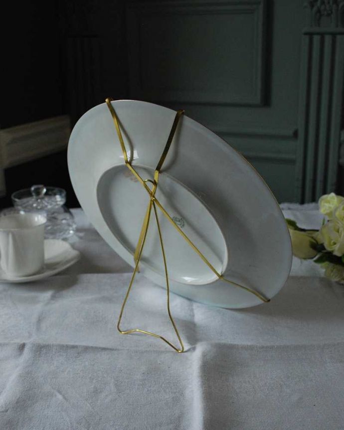 アンティーク 陶磁器の雑貨 アンティーク雑貨 フラワーブーケ×金彩が華やかな、フランスのアンティークプレート(リモージュ)。裏から見るとこんな感じです状態のいいものだけを選んでいますが、アンティークなのでキズや欠けがある場合があります。(h-801-z)