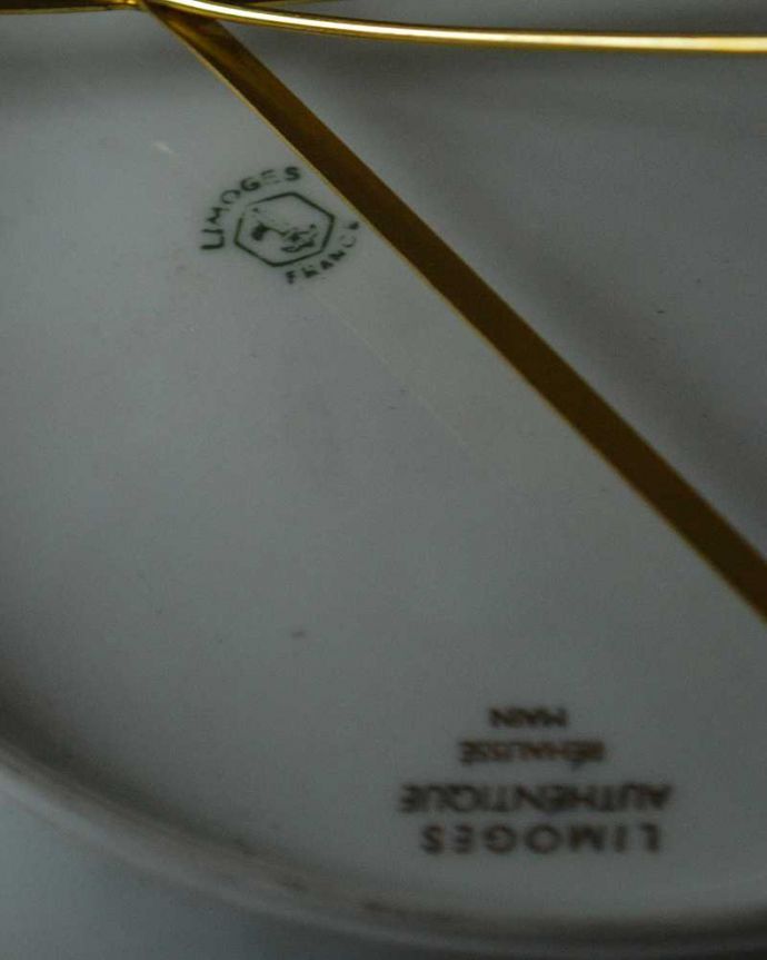 アンティーク 陶磁器の雑貨 アンティーク雑貨 フラワーブーケ×金彩が華やかな、フランスのアンティークプレート(リモージュ)。裏側には品質の証製造メーカー保証の意味がこもった窯印、ポーセリンマークがあります。(h-801-z)