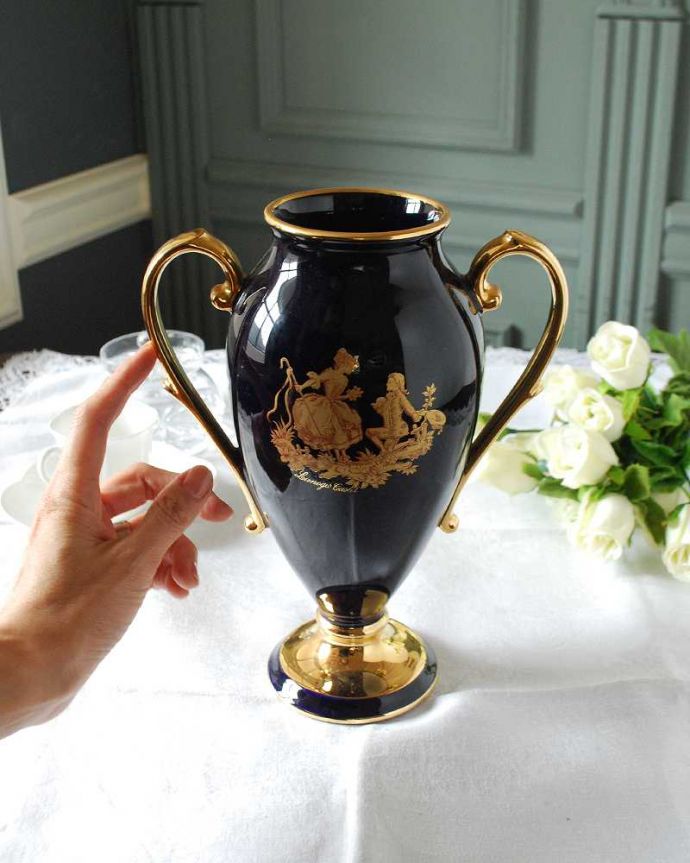 アンティーク 陶磁器の雑貨 アンティーク雑貨 フランスリモージュ(Limoges)濃紺×金彩が美しいフラワーベース(花器)。置くだけでも絵になる美しさ何も入れなくても、陶磁器なので中が見えずに絵になるアイテムなんです。(h-802-z)