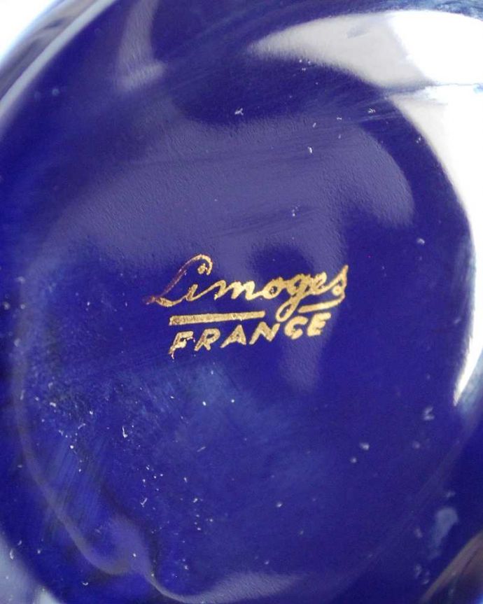 アンティーク 陶磁器の雑貨 アンティーク雑貨 フランスリモージュ(Limoges)コバルトブルーが美しいフラワーベース(花器)。裏側にポーセリンマーク製造メーカー保証の意味がこもった窯印、こんなポーセリンマークがあります。(h-804-z)