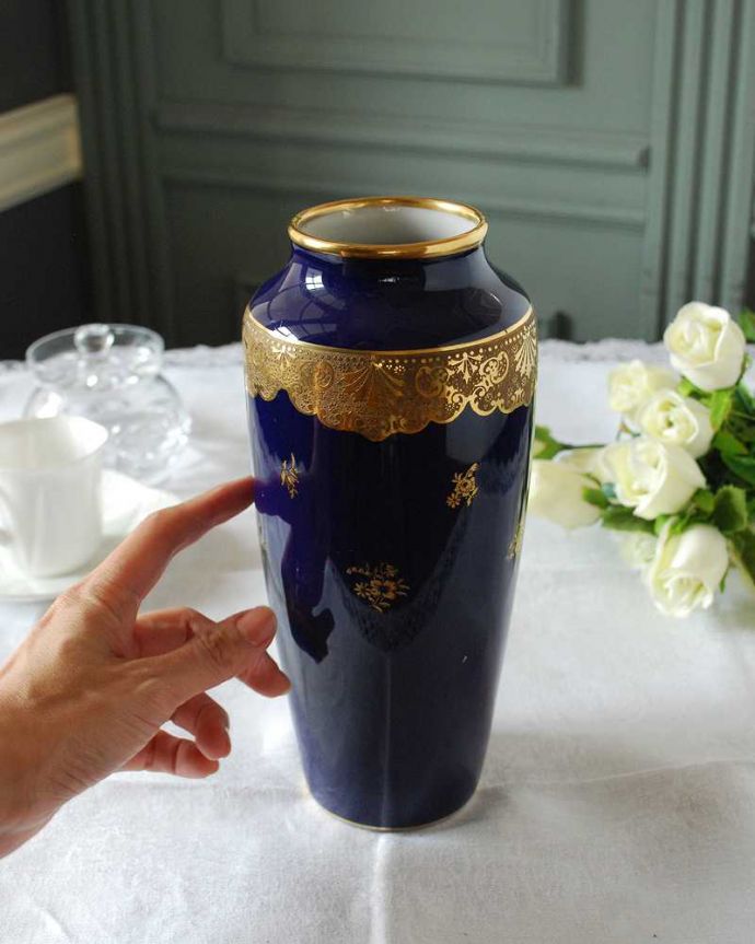 アンティーク 陶磁器の雑貨 アンティーク雑貨 フランスリモージュ(Limoges)コバルトブルーが美しいフラワーベース(花器)。絵になる美しさ何も入れなくても、絵になる美しいフォルム。(h-805-z)