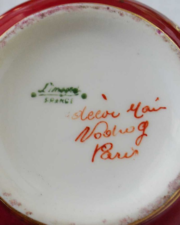 アンティーク 陶磁器の雑貨 アンティーク雑貨 金色が豪華なフランスリモージュのアンティークシュガーポット。裏側には品質の証製造メーカー保証の意味がこもった窯印、ポーセリンマークがあります。(h-806-z-3)