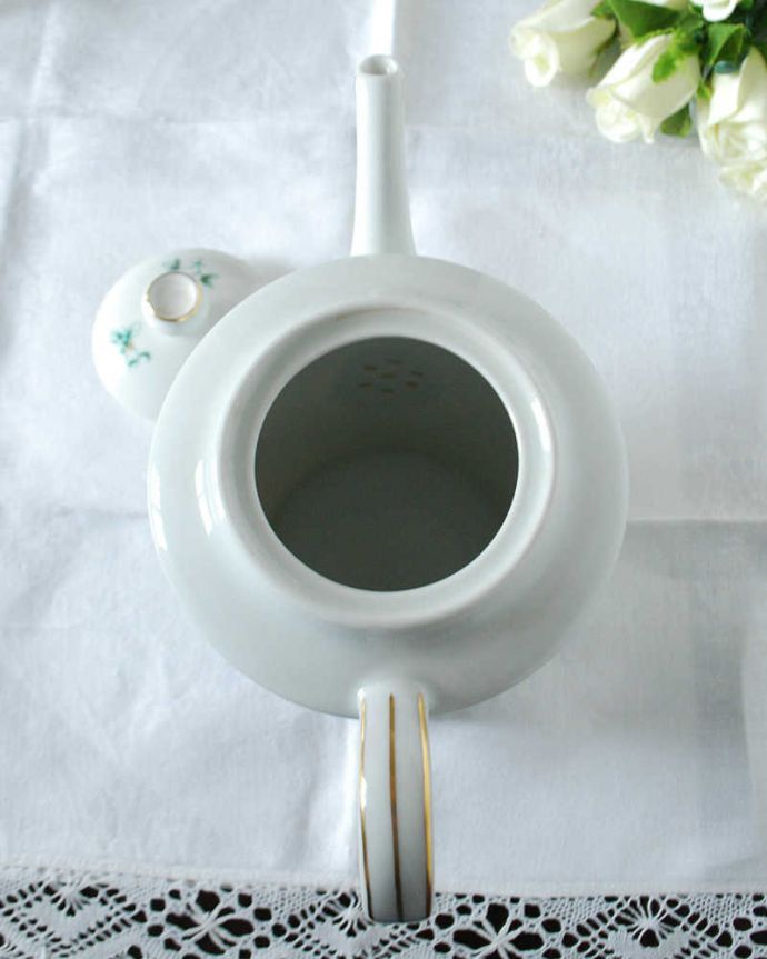 アンティーク 陶磁器の雑貨　アンティーク雑貨　フランスで出会ったベナルドのアンティークティーポット(リモージュ)。上から見るとこんな感じです状態のいいものだけを選んでいますが、アンティークなのでキズや欠けがある場合があります。(h-808-z-1)