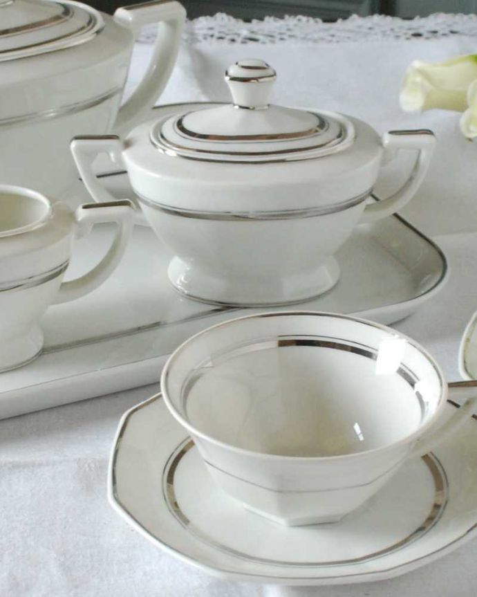 アンティーク 陶磁器の雑貨 アンティーク雑貨 フランスで見つけたリモージュの豪華なアンティークティーセット。個性的が光るアールデコのデザインシンプルな中に女性らしいオシャレ感が光るアールデコのティーセットです。(h-809-z)