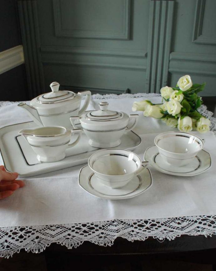 アンティーク 陶磁器の雑貨 アンティーク雑貨 フランスで見つけたリモージュの豪華なアンティークティーセット。お茶の時間をもっと優雅に・・・眺めているだけじゃもったいないので、実用的に使って下さい。(h-809-z)