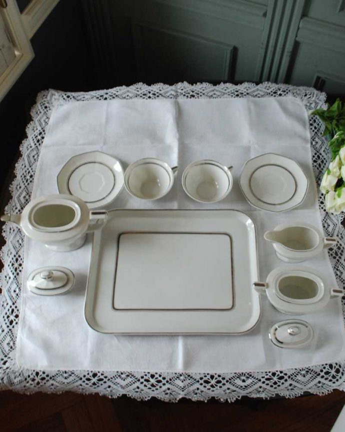 アンティーク 陶磁器の雑貨 アンティーク雑貨 フランスで見つけたリモージュの豪華なアンティークティーセット。上から見るとこんな感じです状態のいいものだけを選んでいますが、アンティークなのでキズや欠けがある場合があります。(h-809-z)
