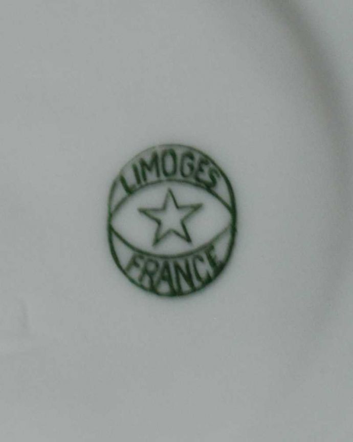 アンティーク 陶磁器の雑貨 アンティーク雑貨 フランスで見つけたリモージュの豪華なアンティークティーセット。裏側には品質の証製造メーカー保証の意味がこもった窯印、ポーセリンマークがあります。(h-809-z)
