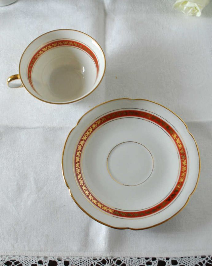 アンティーク 陶磁器の雑貨　アンティーク雑貨　フランスで見つけたリモージュのアンティークカップ＆ソーサー。上から見るとこんな感じです状態のいいものだけを選んでいますが、アンティークなのでキズや欠けがある場合があります。(h-811-z-3)