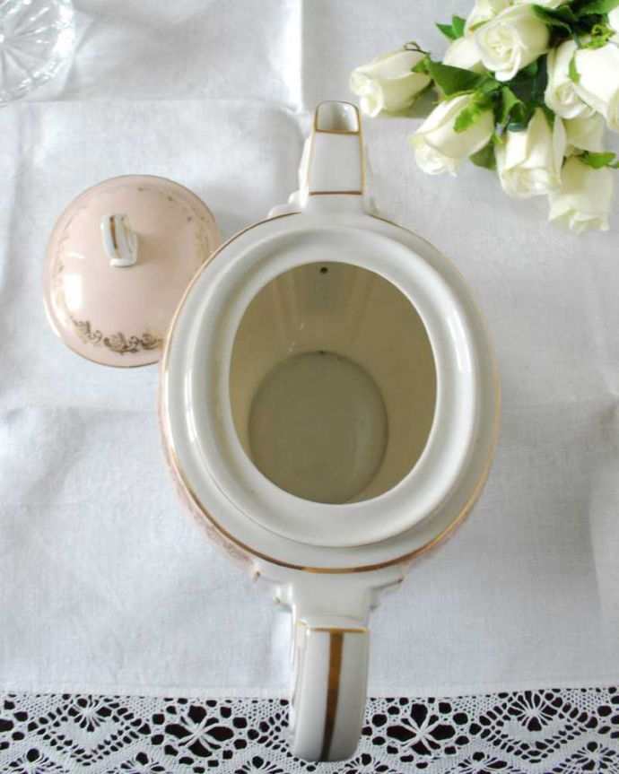 アンティーク 陶磁器の雑貨 アンティーク雑貨 優しい桜色にゴールドの模様が輝くフランスのアンティークポット。上から見るとこんな感じです状態のいいものだけを選んでいますが、アンティークなのでキズや欠けがある場合があります。(h-813-z-2)