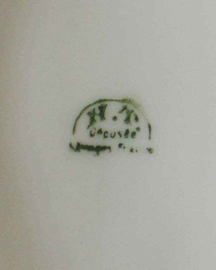 アンティーク 陶磁器の雑貨 アンティーク雑貨 優しい桜色にゴールドの模様が輝くフランスのアンティークポット。裏側には品質の証製造メーカー保証の意味がこもった窯印、ポーセリンマークがあります。(h-813-z-2)