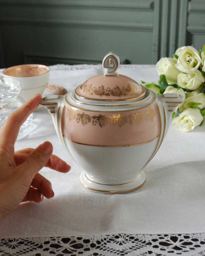 アンティーク 陶磁器の雑貨　アンティーク雑貨　優しい桜色にゴールドの模様が輝くフランスのアンティークシュガーポット(リモージュ)。自分流の使い方で楽しんでくださいアンティークなのでキズや汚れはありますが、使えるものだけを選んできました。(h-813-z-3)
