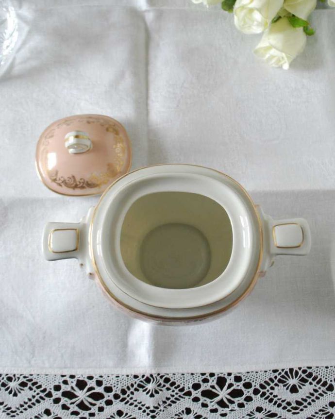 アンティーク 陶磁器の雑貨　アンティーク雑貨　優しい桜色にゴールドの模様が輝くフランスのアンティークシュガーポット(リモージュ)。上からのぞいてみると･･･アンティークのため、多少の欠け・傷がある場合がありますが、使用上問題がないものだけを選んできたので、ご了承下さい。(h-813-z-3)