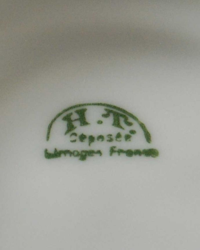 アンティーク 陶磁器の雑貨　アンティーク雑貨　優しい桜色にゴールドの模様が輝くフランスのアンティークシュガーポット(リモージュ)。裏側には品質の証製造メーカー保証の意味がこもった窯印、ポーセリンマークがあります。(h-813-z-3)