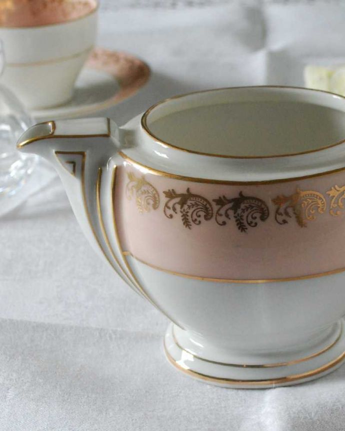 アンティーク 陶磁器の雑貨 アンティーク雑貨 優しい桜色にゴールドの模様が輝くフランスのアンティークミルクジャグ(リモージュ)。お茶の時間に欠かせないミルクピッチャー紅茶を愛する英国のお茶の時間に欠かせないミルクティーのために作られた陶磁器のミルクピッチャー。(h-813-z-4)