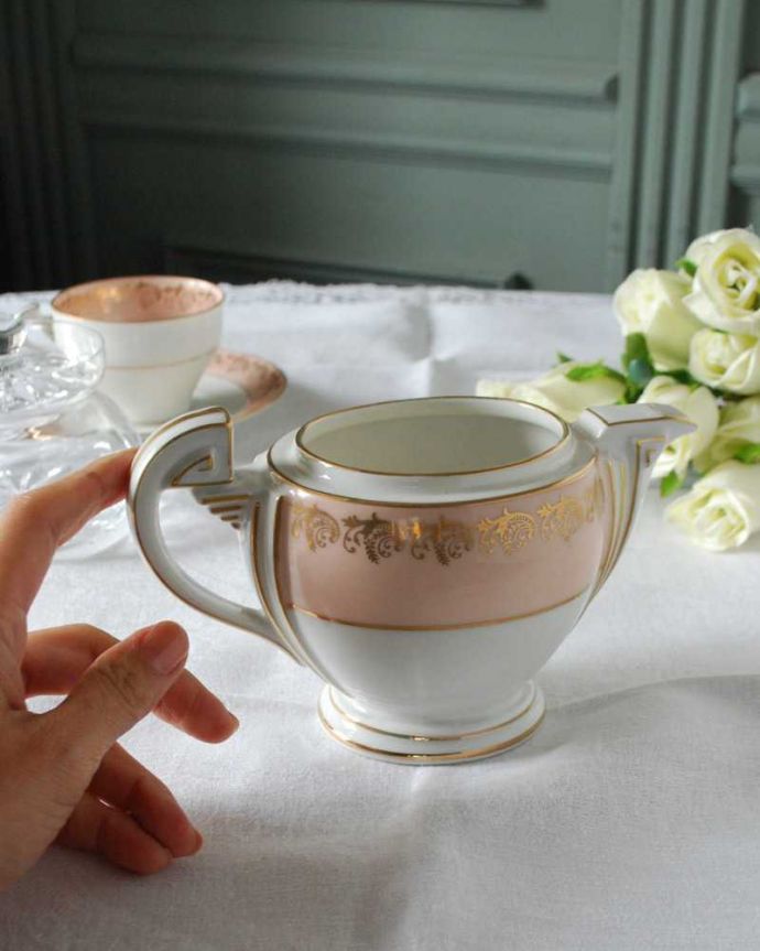 アンティーク 陶磁器の雑貨 アンティーク雑貨 優しい桜色にゴールドの模様が輝くフランスのアンティークミルクジャグ(リモージュ)。自分だけの使い方で使ってみましょうたっぷりミルクが注げるように、英国のミルクピッチャーのサイズは他の国のものと比べて大きめに作られていて実用的。(h-813-z-4)