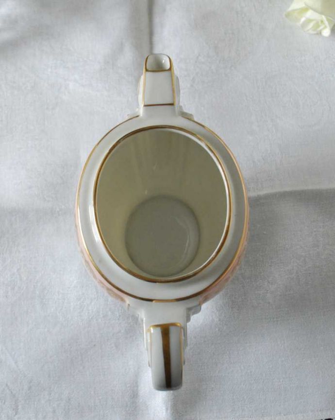 アンティーク 陶磁器の雑貨 アンティーク雑貨 優しい桜色にゴールドの模様が輝くフランスのアンティークミルクジャグ(リモージュ)。上から見るとこんな感じです状態のいいものだけを選んでいますが、アンティークなのでキズや欠けがある場合があります。(h-813-z-4)