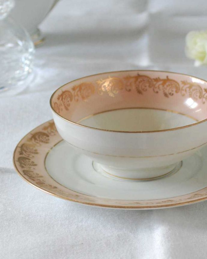 アンティーク 陶磁器の雑貨　アンティーク雑貨　優しい桜色にゴールドの模様が輝くフランスのアンティークカップ＆ソーサー。飾って使って楽しむ小さなアンティークアンティークでしか手に入れることが出来ない美しい模様のカップ＆ソーサー。(h-813-z-5)